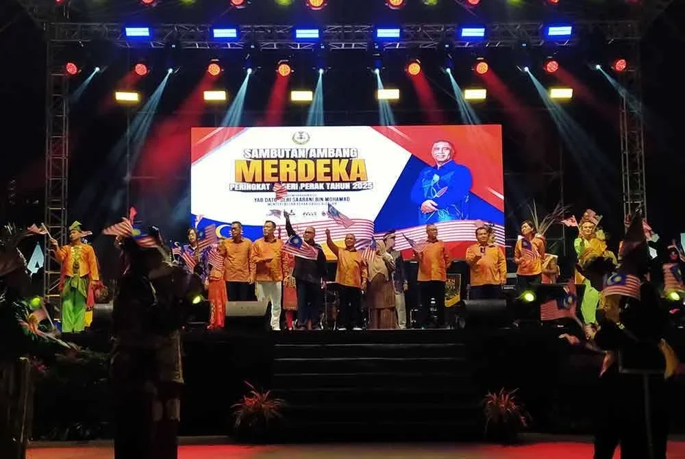 Saarani (tengah) mengibarkan Jalur Gemilang sempena Sambutan Ambang Kemerdekaan Peringkat Negeri Perak 2025 di BSAS di sini pada malam Sabtu.