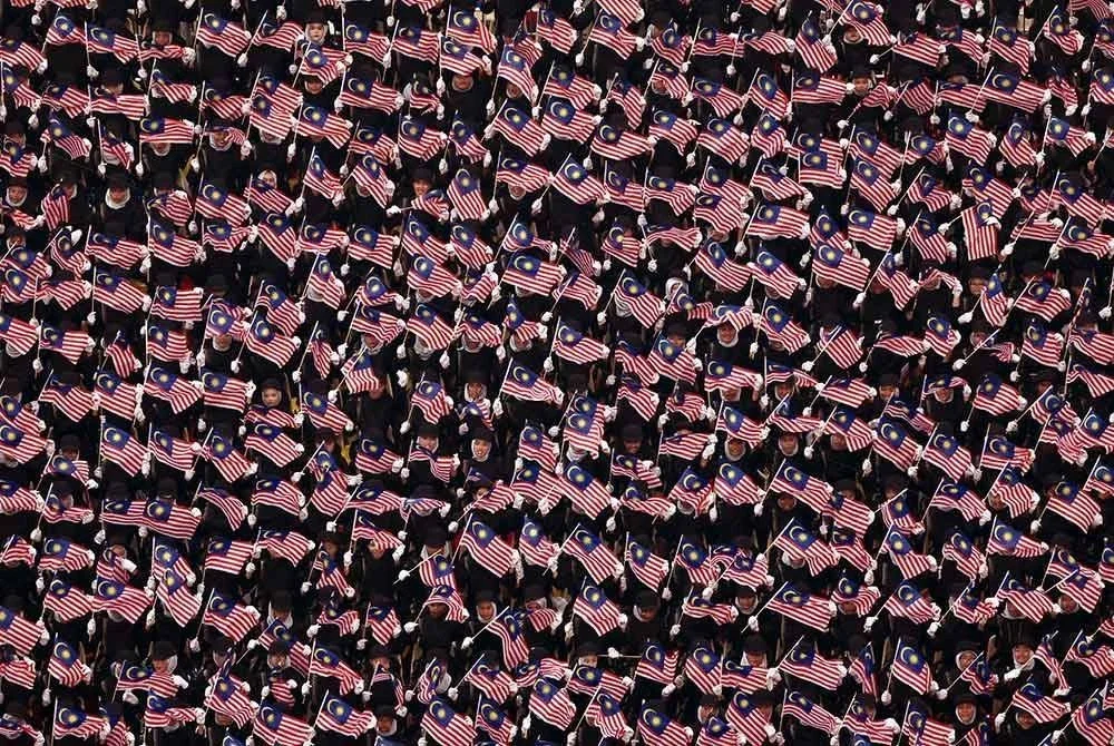 Persembahan teres grafik manusia yang melibatkan 2,000 pelajar pada Sambutan Hari Kebangsaan 2025 di Dataran Putrajaya hari ini. Foto Bernama