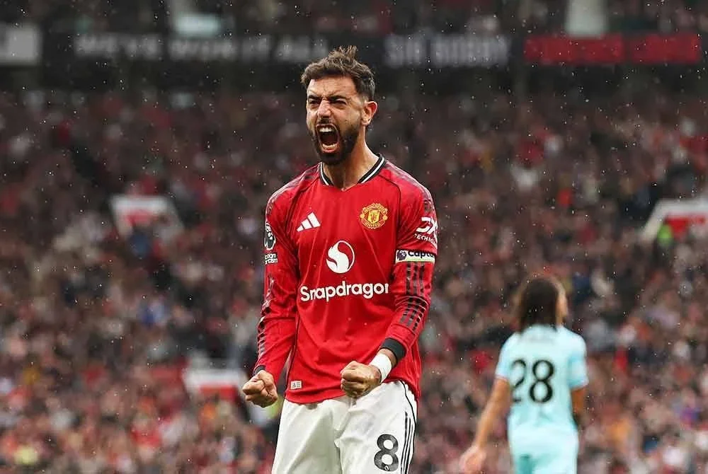 Fernandes hadirkan tiga mara buat United di Old Trafford. - Foto: Agensi