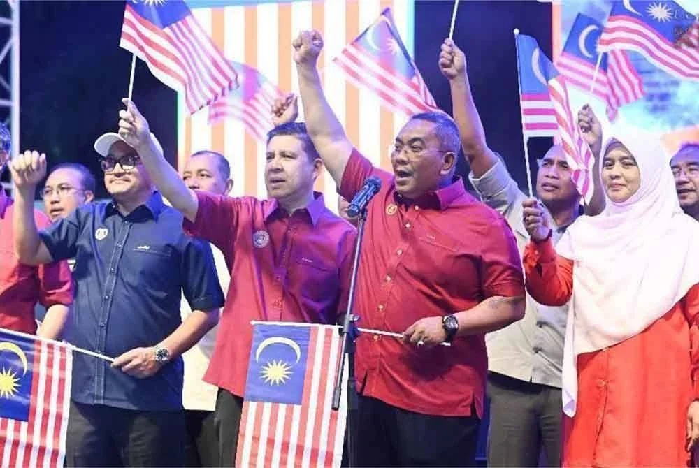 Muhammad Sanusi (dua dari kanan) memulakan tujuh laungan keramat merdeka menjelang detik 12 malam, sebagai simbolik meraikan Hari Kebangsaan peringkat negeri pada Sabtu.