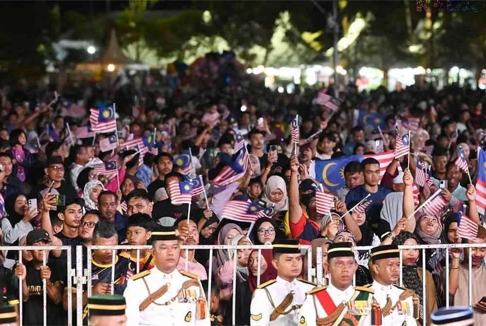 Orang ramai membanjiri Dataran Taman Jubli Emas bagi menyaksikan pelbagai persembahan sempena sambutan Ambang Merdeka.