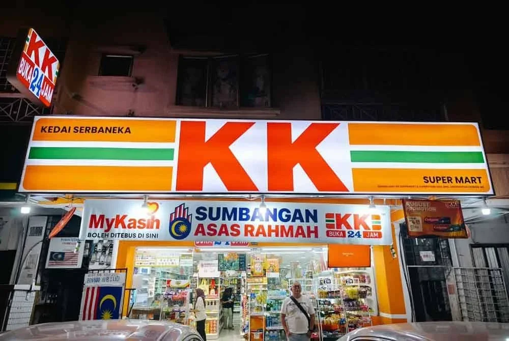 KK Super Mart menjadi satu-satunya peruncit di seluruh negara yang menerima Sara sebaik sahaja masuk jam 12 tengah malam pada 31 Ogos 2025.