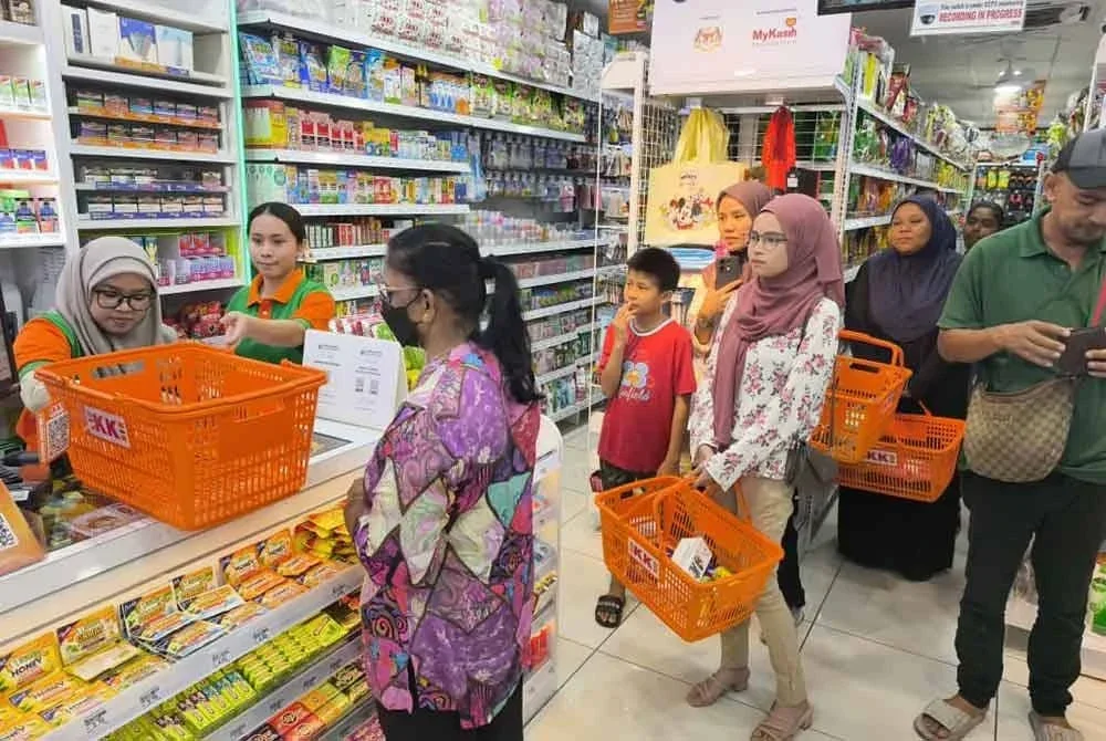 Orang ramai mula mengunjungi KK Super Mart bagi menebus Sara sebaik jam 12 tengah malam tadi.