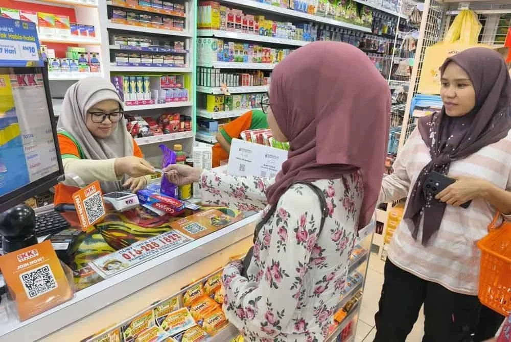 Pelbagai barangan keperluan asas di beli pelanggan KK Super Mart.