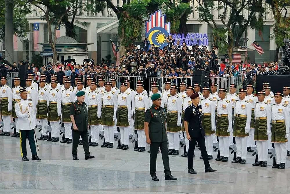 Yang di-Pertuan Agong Sultan Ibrahim berkenan memeriksa perbarisan Kawalan Kehormatan Utama (KKU) oleh Batalion Pertama Rejimen Askar Melayu Diraja pada Sambutan Hari Kebangsaan 2025 di Dataran Putrajaya hari ini. Foto Bernama