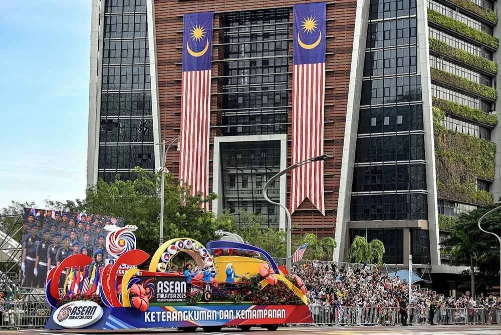 Kontinjen kereta berhias Kepengerusian ASEAN turut menyertai perarakan sempena sambutan Hari Kebangsaan 2025 di Dataran Putrajaya hari ini. Foto Bernama