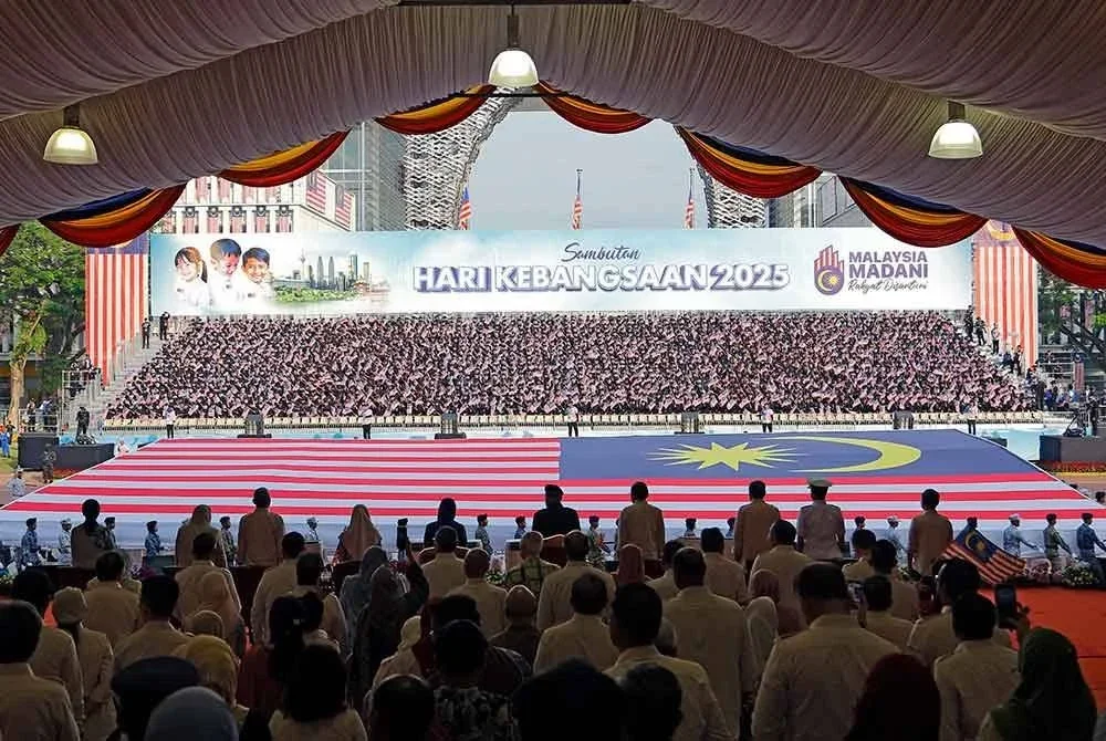 Kontinjen pembawa Jalur Gemilang gergasi berukuran 80 x 40 kaki terdiri daripada 120 Pegawai Kadet Universiti Pertahanan Nasional berarak pada Sambutan Hari Kebangsaan 2025 di Dataran Putrajaya hari ini. Foto Bernama