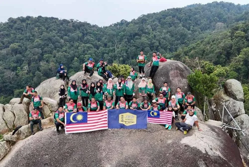Peserta berjaya kibar Jalur Gemilang di puncak Gunung Datuk menerusi program dianjurkan baru-baru ini.