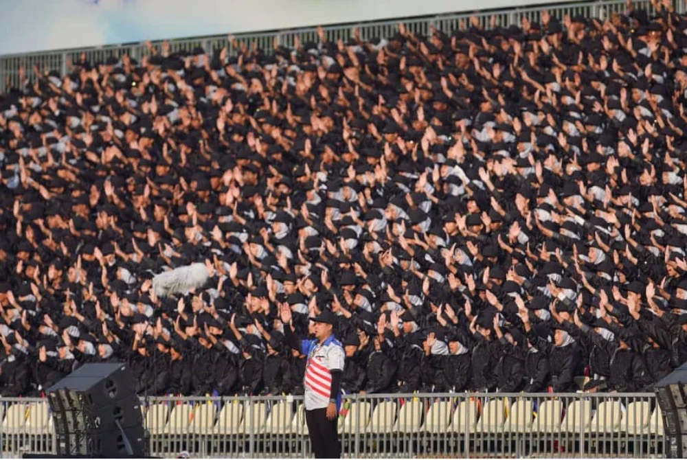 Persembahan teres grafik manusia yang melibatkan 2,000 pelajar pada Sambutan Hari Kebangsaan 2025 di Dataran Putrajaya hari ini. - Foto SINAR HARIAN/ ROSLI TALIB