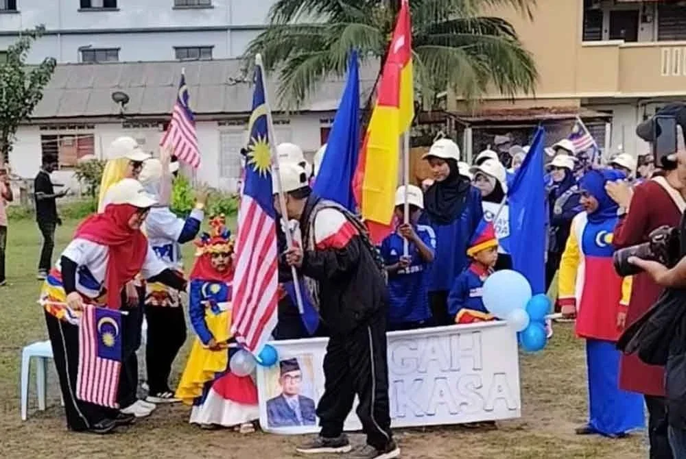 Anfaal (kiri) ditemui pada Karnival Sukan Rakyat dan Kebudayaan sempena Hari Kemerdekaan di Padang Awam Selayang Indah pada Ahad.