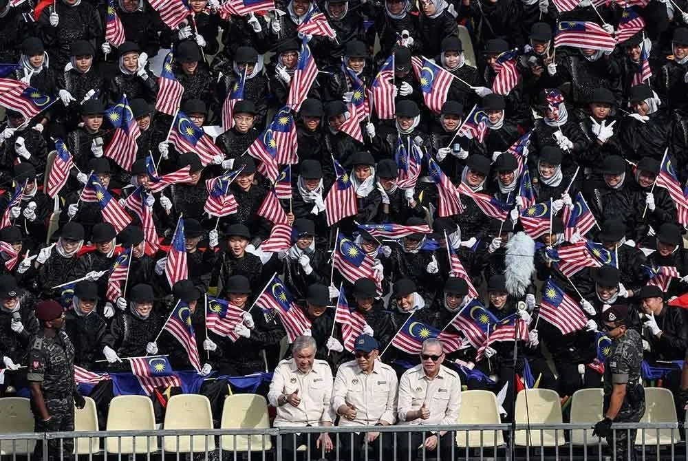 Perdana Menteri, Datuk Seri Anwar Ibrahim bersama dua timbalannya Datuk Seri Dr Ahmad Zahid Hamidi dan Datuk Seri Fadillah Yusof bergambar dengan peserta persembahan grafik manusia pada sambutan Hari Kebangsaan 2025 di Dataran Putrajaya, hari ini. Foto Bernama
