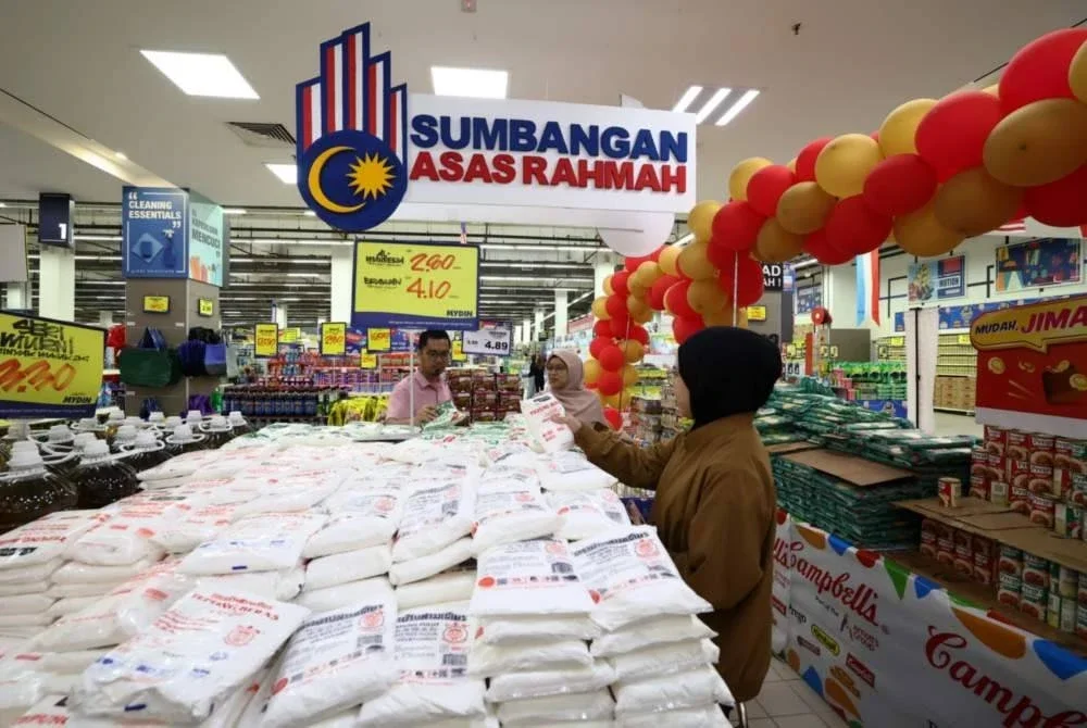 Beberapa pelanggan membeli barangan keperluan menggunakan bantuan kewangan kerajaan menerusi Sumbangan Asas Rahmah (SARA). Foto Bernama