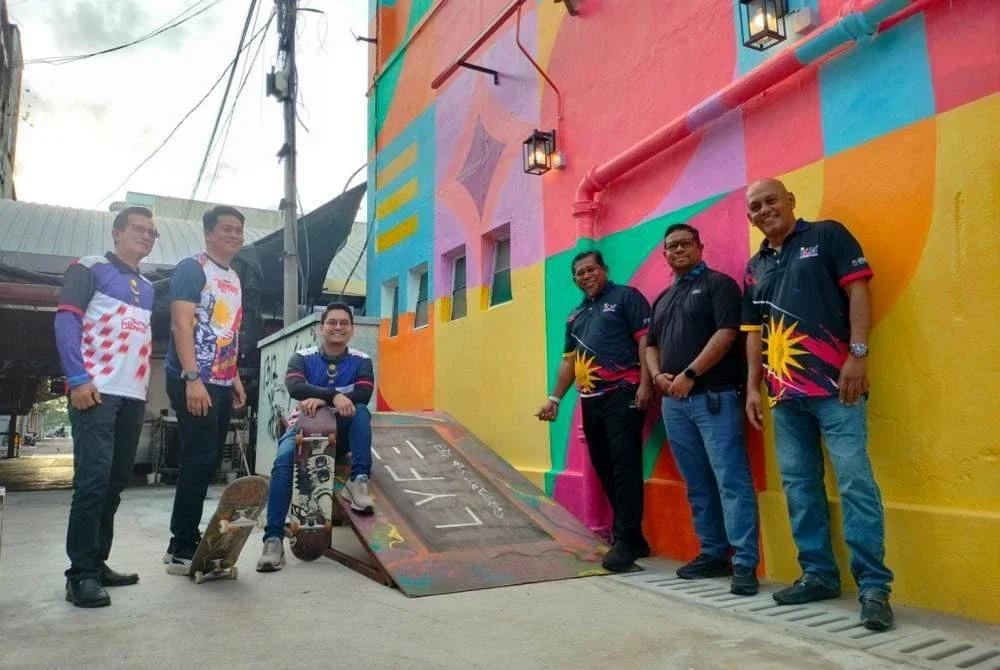 Mohammed Taufiq (tiga kiri) hadir semasa majlis penyerahan projek naik taraf.