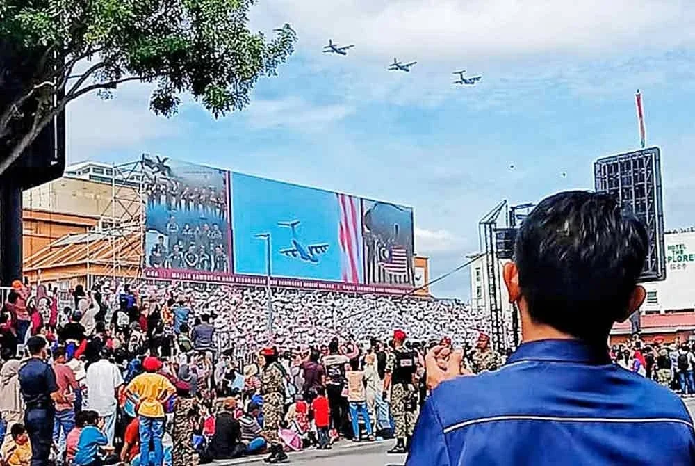 Pesawat yang melintasi ruang udara ketika sambutan Hari Kebangsaan 2025 di Banda Hilir di sini pada Ahad.