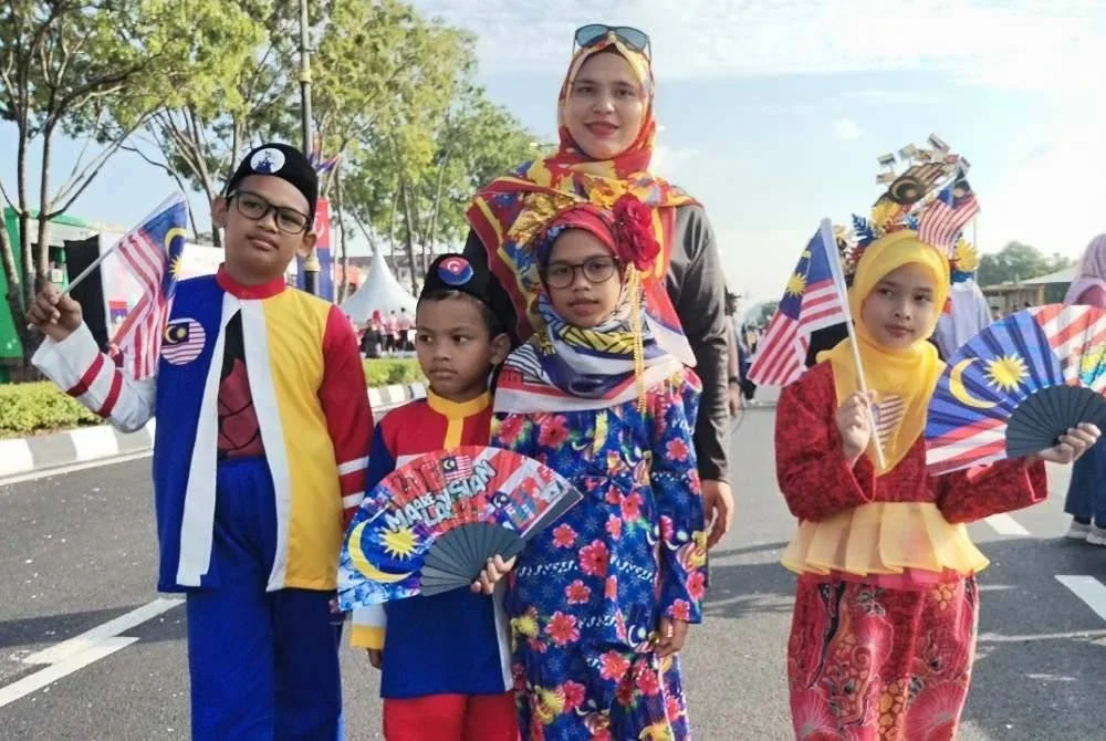 Rozana bersama empat anaknya, Safaraz Razin,
Safaraz Rizqi, Sumayyah Raihanah dan Sumayyah Raniah pada program berkenaan.