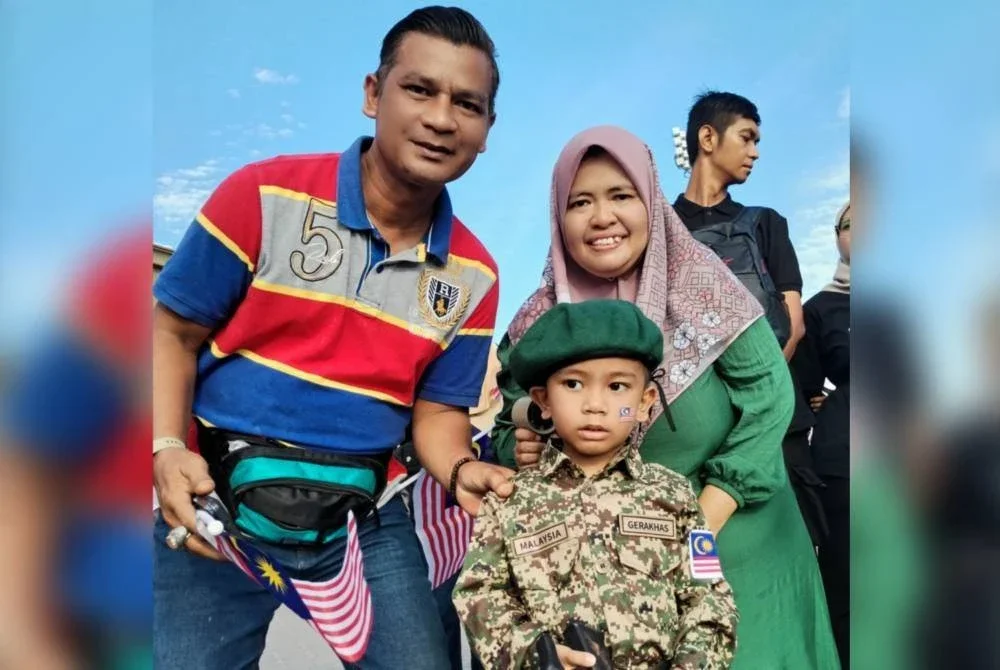 Musa bersama anaknya, Khalid Safwan yang mengenakan pakaian seragam tentera