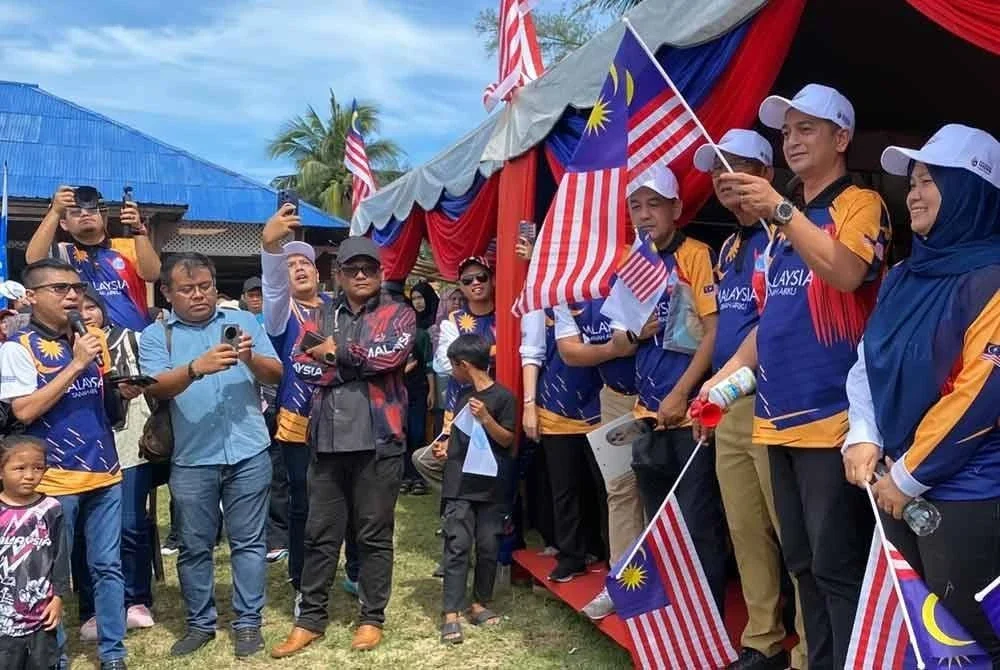 Muhammad Faiz (dua dari kanan) merasmikan perarakan bot nelayan pada program Gelombang Samudera Madani Kelantan Sempena Hari Kebangsaan 2025 di Pantai Sri Tujoh, Tumpat pada Ahad.