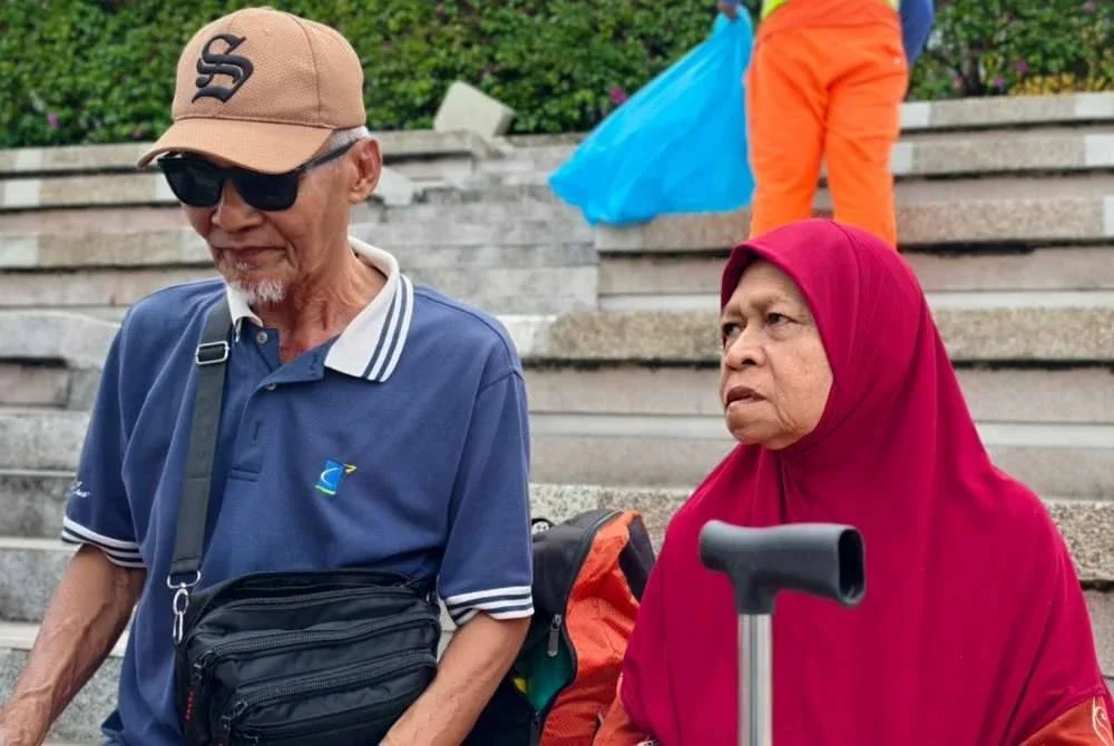 Junaidah dan Md Nor datang seawal jam 3 pagi ke Padang Majlis Bandaraya Seremban untuk menyaksikan perarakan sambutan Hari Kebangsaan.