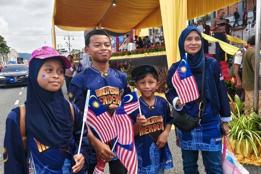 Nurul Hafizah memakai pakaian sedondon dengan anak-anaknya ketika hadir menyaksikan Perarakan Sambutan Hari Kebangsaan di Padang Majlis Bandaraya Seremban