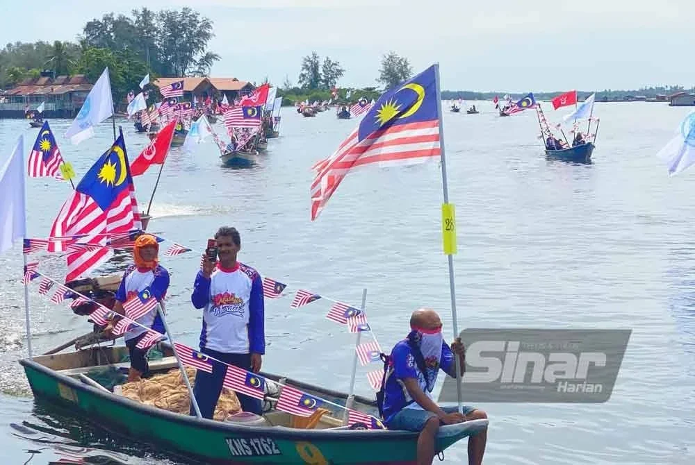Nelayan menghias bot-bot mereka dengan Jalur Gemilang sebagai sombol kecintaan pada tanah air.