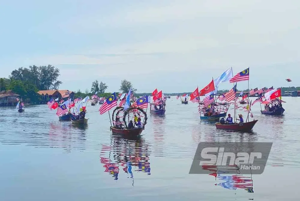 Sebanyak 53 buah bot nelayan menzahirkan semangat cintakan negara dengan berarak hampir satu kilometer sambil mengibarkan Jalur Gemilang di Pantai Sri Tujoh, Tumpat sempena program Gelombang Samudera Madani Kelantan bersempena sambutan Hari Kebangsaan 2025 pada Ahad. Foto: Sinar Harian HAZELEN LIANA KAMARUDIN