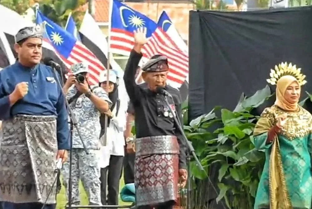Othman (tengah) melaungkan 'Merdeka' manakala Khairul Zukri (kiri) membacakan ikrar Rukun Negara ketika sambutan Hari Kebangsaan ke-68 di padang MBK1 pada Ahad. - FOTO: SINAR HARIAN