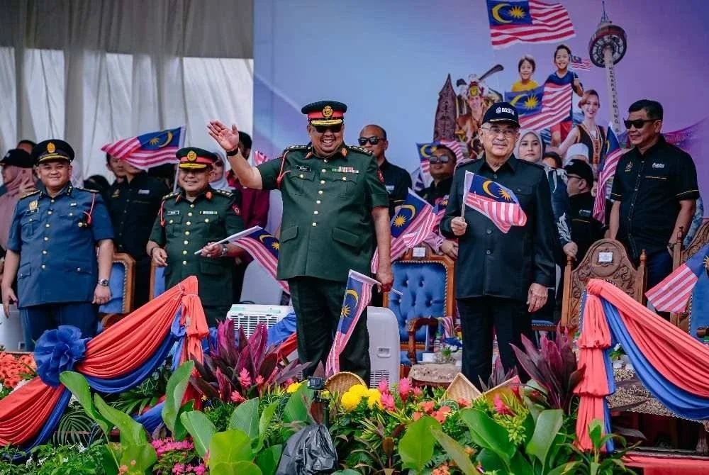 Ab Rauf (tiga dari kiri,) Mohd Ali (empat dari kiri) ketika Sambutan Hari Kebangsaan 2025 peringkat negeri di Melaka.