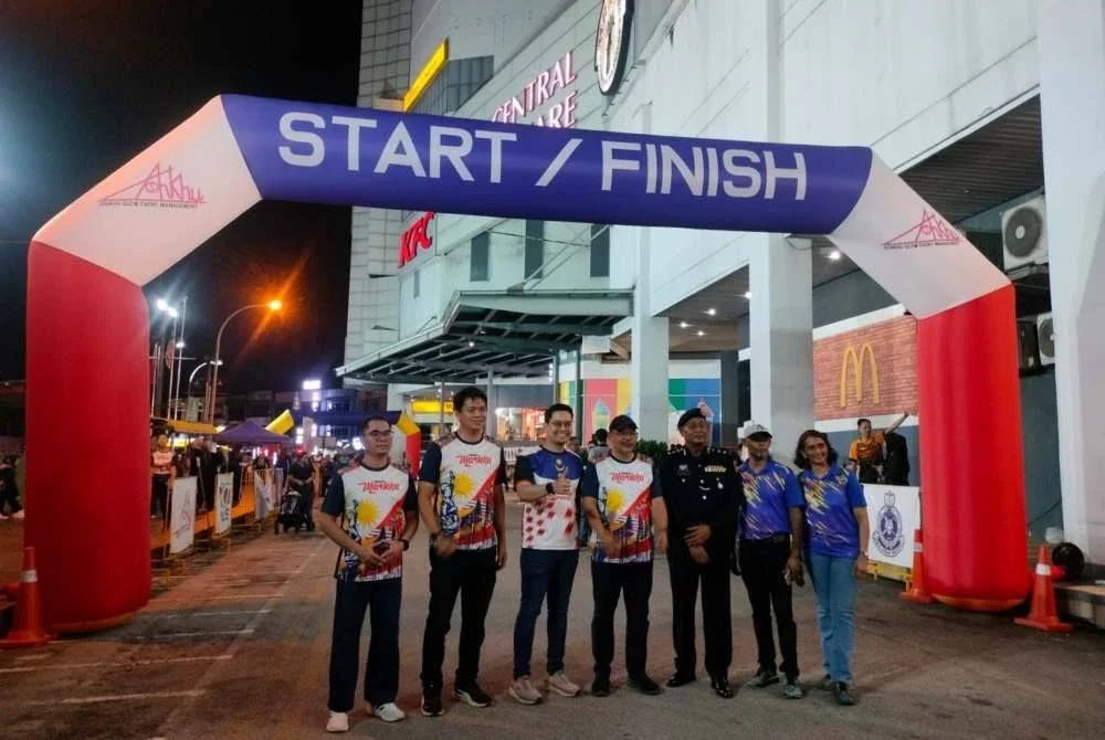 Hanyan (tiga kanan) hadir memantau Larian Merdeka pada Sabtu.