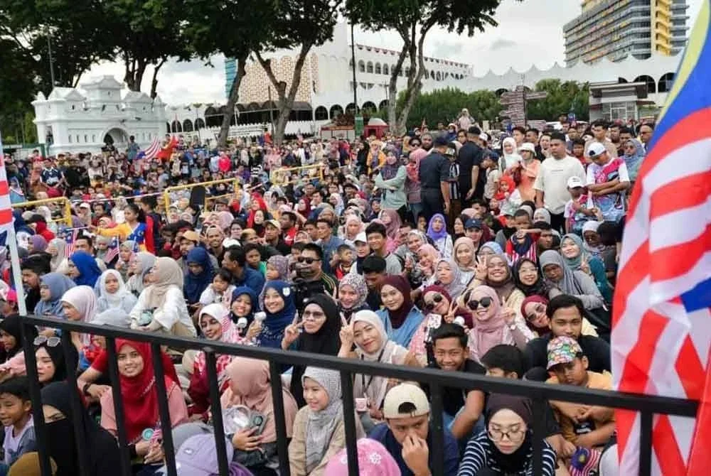 Orang ramai tidak berganjak seawal 7 pagi sehingga berakhirnya istiadat perbarisan dan perarakan yang menampilkan pelbagai persembahan menarik.