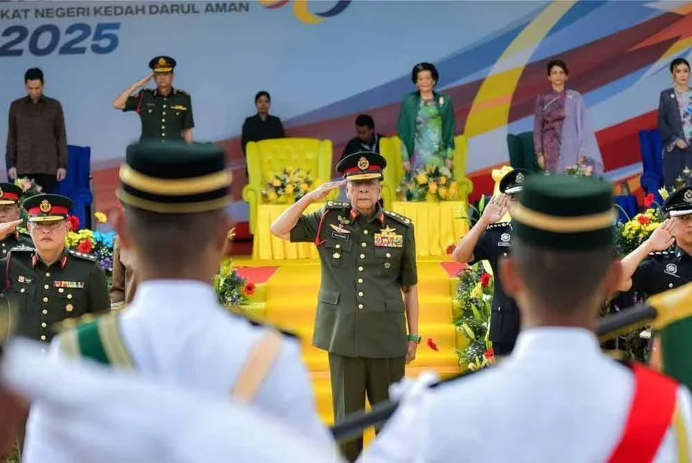 Sultan Sallehuddin berkenan memeriksa Kawalan Kehormatan Utama daripada Batalion Keenam Rejimen Askar Melayu Diraja (RAMD) bersama Panji-Panji Batalion dengan kekuatan 106 pegawai dan anggota.