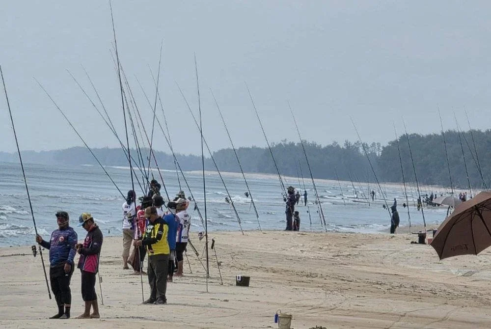 Pemandangan kawasan memancing di Pantai Sepat, Kuantan.