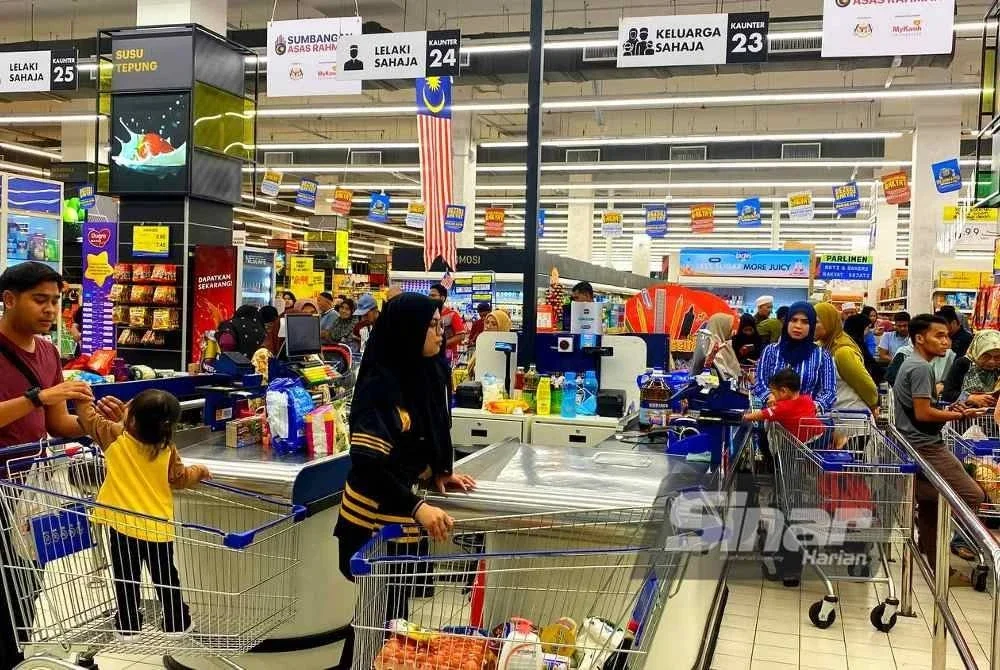 Suasana Pasar Raya Mydin Tunjung seakan-akan pada musim perayaan apabila 17 kaunter yang dibuka semuanya dipenuhi pelanggan.