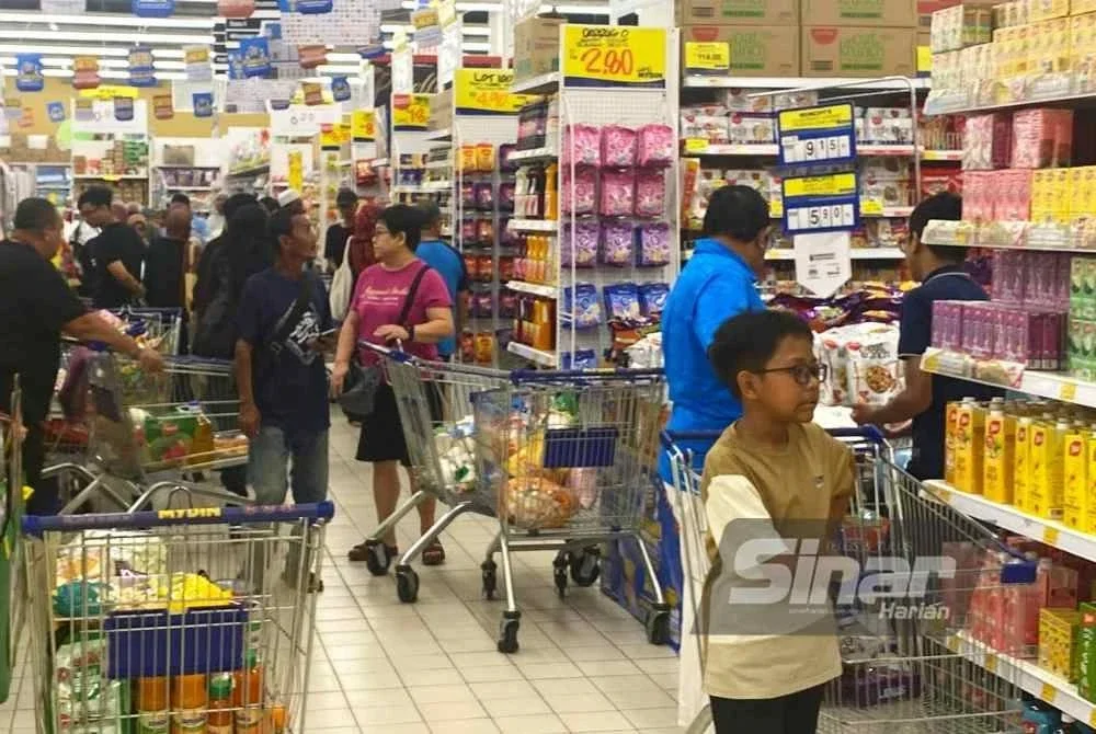 Kesesakan mula berlaku seawal jam 8 pagi hingga 4 petang yang menyaksikan hampir 100 troli ditinggalkan pelanggan yang tidak sanggup menunggu lama.