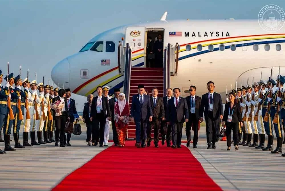 Anwar tiba di Lapangan Terbang Antarabangsa Bianhai Tianjin untuk memulakan lawatan kerja empat hari ke China. Foto Pejabat Perdana Menteri