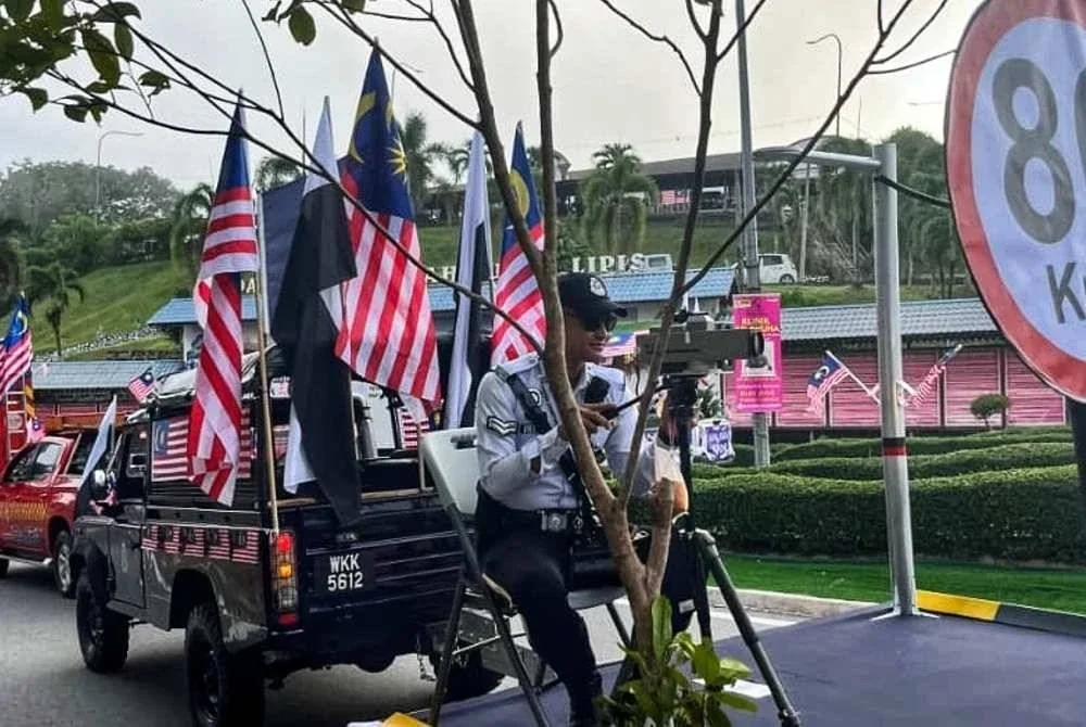 Aksi Koperal Nik Fadhlur Rahman ketika sambutan Hari Kebangsaan ke-68 peringkat Daerah Lipis pada Ahad. Foto ihsan PDRM