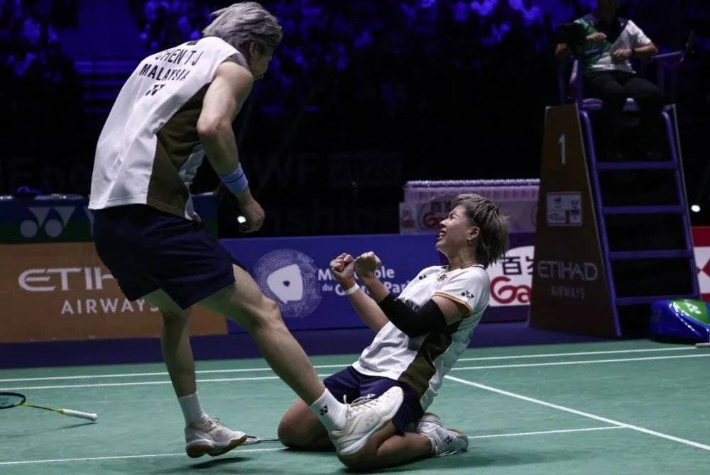 Cheng Tang Jie (kiri) dan Toh Ee Wei (kanan) mencipta sejarah tersendiri muncul juara dunia. FOTO: AFP