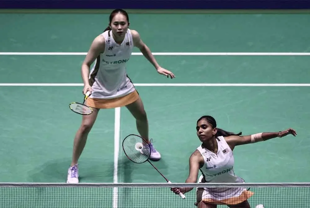 Thinaah (kanan) dan Pearly ketika perlawanan akhir Kejohanan Badminton Dunia 2025. Foto AFP