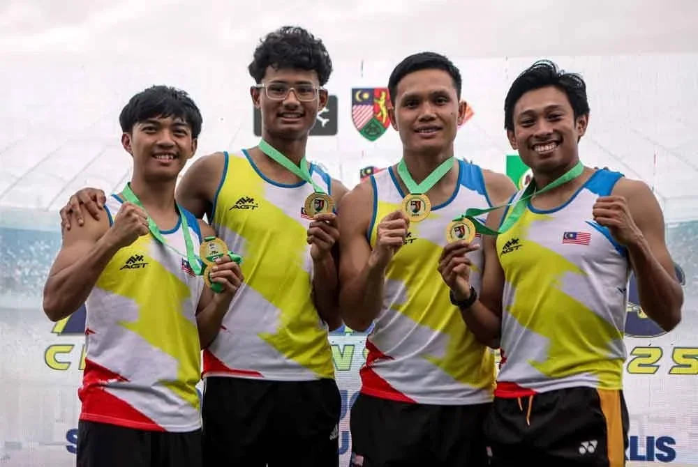 (Dari kiri) Pengiran Aidil Auf, Danish Iftikhar, Jonathan dan Khairul Hafiz selepas muncul juara dalam acara akhir 4x100 meter lelaki pada Kejohanan Olahraga Terbuka Malaysia di Stadium Tuanku Syed Putra pada Ahad. Foto Bernama