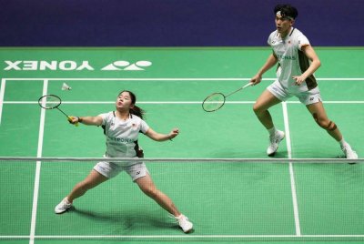 Su Yin (kiri) dan Pang Ron terpaksa akur tewas kepada pasangan China dalam saingan suku akhir Kejohanan Dunia di Paris pada Jumaat. Foto AFP