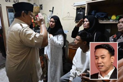Prabowo (kiri) melawat rumah keluarga Affan Kurniawan, pemandu ojek berusia 21 tahun yang terbunuh akibat dirempuh kenderaan polis semasa huru-hara demonstrasi di Jakarta. (Gambar kecil: Hussain Yusri)