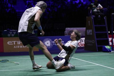 Tang Jie (kiri) dan Ee Wei meraikan kemenangan selepas mengesahkan kemaraan ke perlawanan akhir Kejohanan Dunia pada Sabtu. Foto AFP