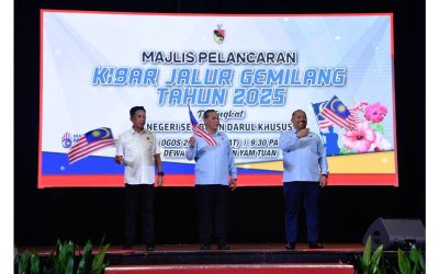 Aminuddin (tengah) pada Majlis Pelancaran Kibar Jalur Gemilang Tahun 2025 peringkat Negeri Sembilan yang diadakan di Seremban.