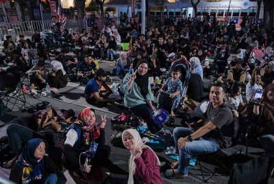 Orang ramai mula berkampung di sekitar lokasi acara Sambutan Hari Kebangsaan 2025 selain memeriahkan Ambang Merdeka di sekitar Dataran Putrajaya tengah malam ini.