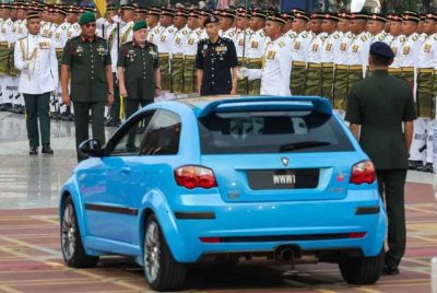 Keberangkatan tiba Seri Paduka Baginda pada jam 8 pagi disambut sorakan orang ramai. - Foto Awani