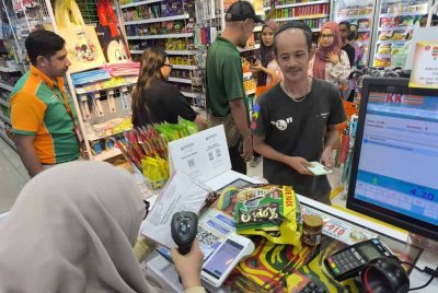Orang ramai yang menebus Sara di KK Super Mart turut ditawarkan ganjaran tambahan jika melakukan pembelian RM50 ke atas.