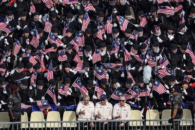 Perdana Menteri, Datuk Seri Anwar Ibrahim bersama dua timbalannya Datuk Seri Dr Ahmad Zahid Hamidi dan Datuk Seri Fadillah Yusof bergambar dengan peserta persembahan grafik manusia pada sambutan Hari Kebangsaan 2025 di Dataran Putrajaya, hari ini. Foto Bernama