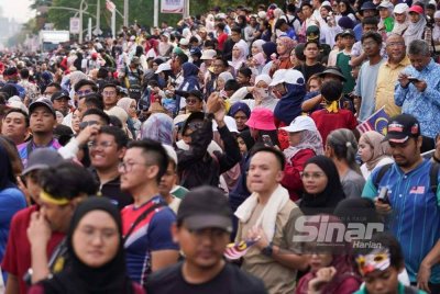 Lebih 100,000 pengunjung membanjiri Dataran Putrajaya, di sini hari ini bagi meraikan sambutan Hari Kebangsaan 2025. FOTO SINAR HARIAN - ROSLI TALIB