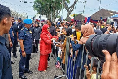 Al-Sultan Abdullah dan Tunku Azizah berkenan menyantuni rakyat selepas berakhir sambutan Hari Kebangsaan Ke-68 Peringkat Negeri Pahang di padang MBK1 di sini pada Ahad. - FOTO: SINAR HARIAN