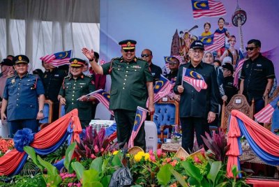 Ab Rauf (tiga dari kiri,) Mohd Ali (empat dari kiri) ketika Sambutan Hari Kebangsaan 2025 peringkat negeri di Melaka.