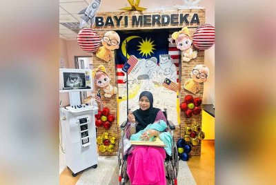 Bayi lelaki seberat 3.28 kilogram adalah bayi pertama lahir pada sambutan Hari Kebangsaan ke-68 di HOSHAS pada pagi Ahad. Foto Jabatan Kesihatan Negeri Pahang.